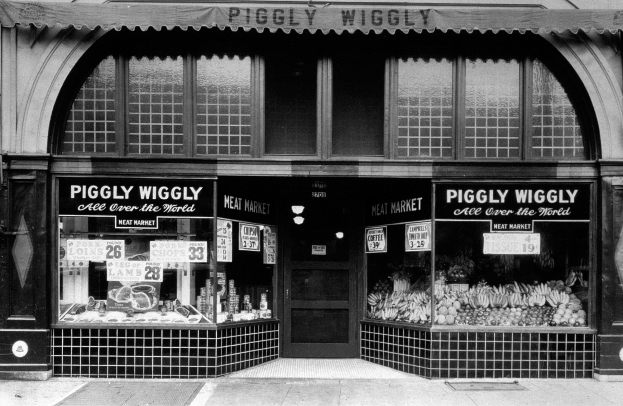 Black and white photograph of grocery store Piggly Wiggly.